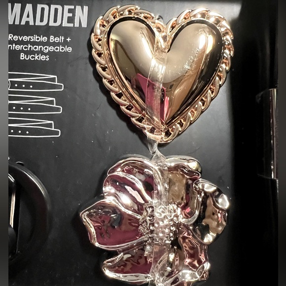 Steve Madden NWT Reversible Belt & 3 Interchangeable Buckles 4 Piece Gift Set - Picture 3 of 7